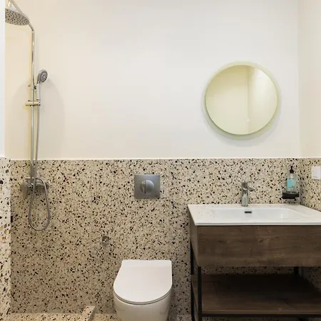 Boat House - Near Papafi Metro Station Apartment *